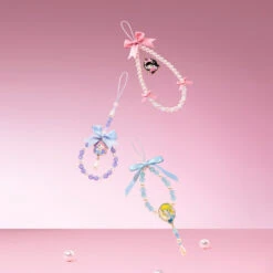 MOLLY Daily Look Series-Phone Charm Blind Box -Pop Mart Sale Shop 20250102 163029 117612 scene2 molly daily look series phone charm blind box blind boxes details popmart us 1200x1200