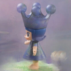 MEGA ROYAL MOLLY 400% Monet-Les Nymphéas 8 MEGA ROYAL MOLLY 400% Monet-Les Nymphéas -Pop Mart Sale Shop 20250214 141416 601697 scene 2 mega royal molly 400 monet les nymph as mega details popmart us 1200x1200